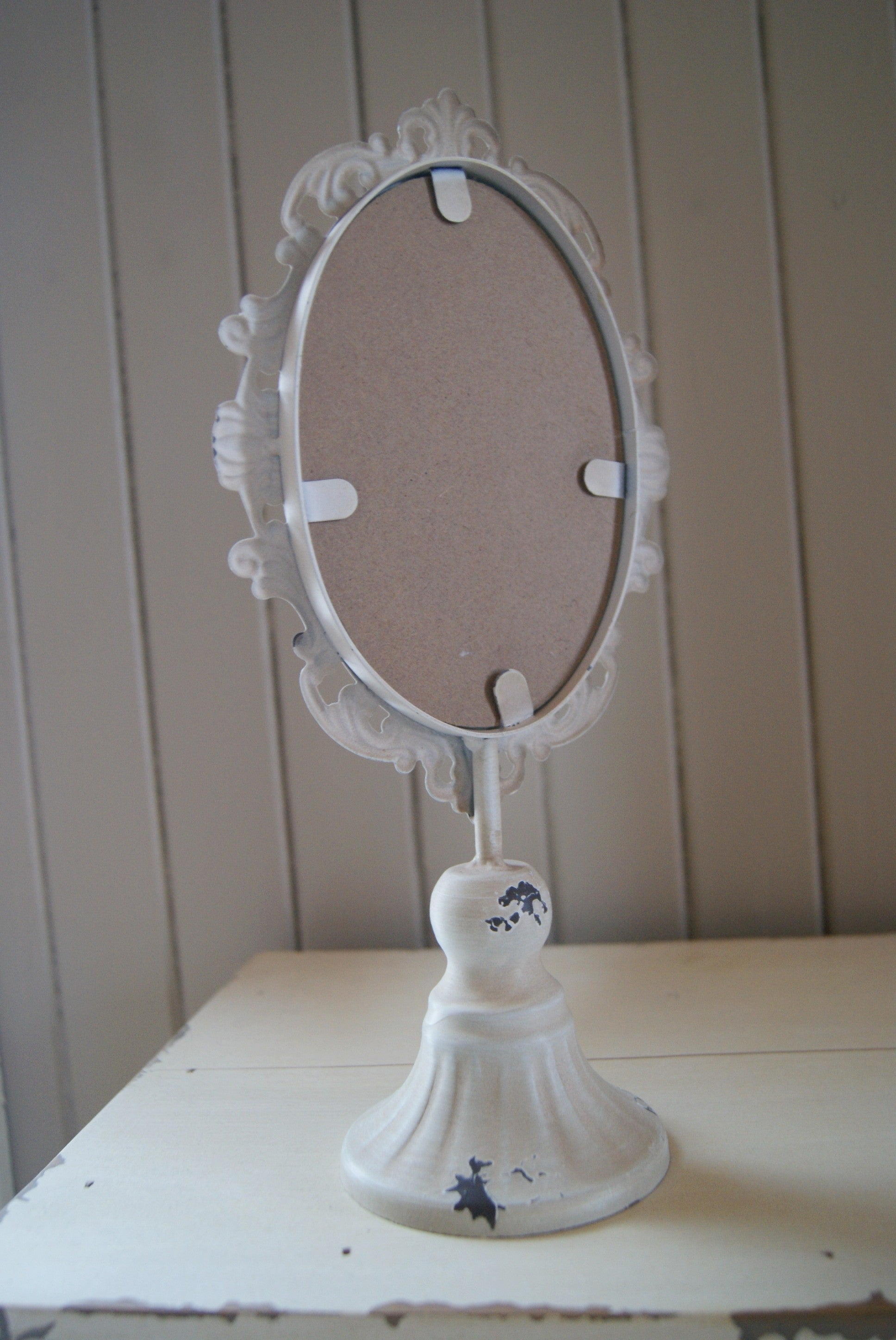 Den här vackra lilla spegeln är inte bara dekorativ utan också perfekt för smink. Spegeln utstrålar en antik charm på grund av dess åldrande utseende. Storlek: 30 x 14 x 9 cm  Material: Metall  Färg: Vit  Ytbehandling: Antikbehandling