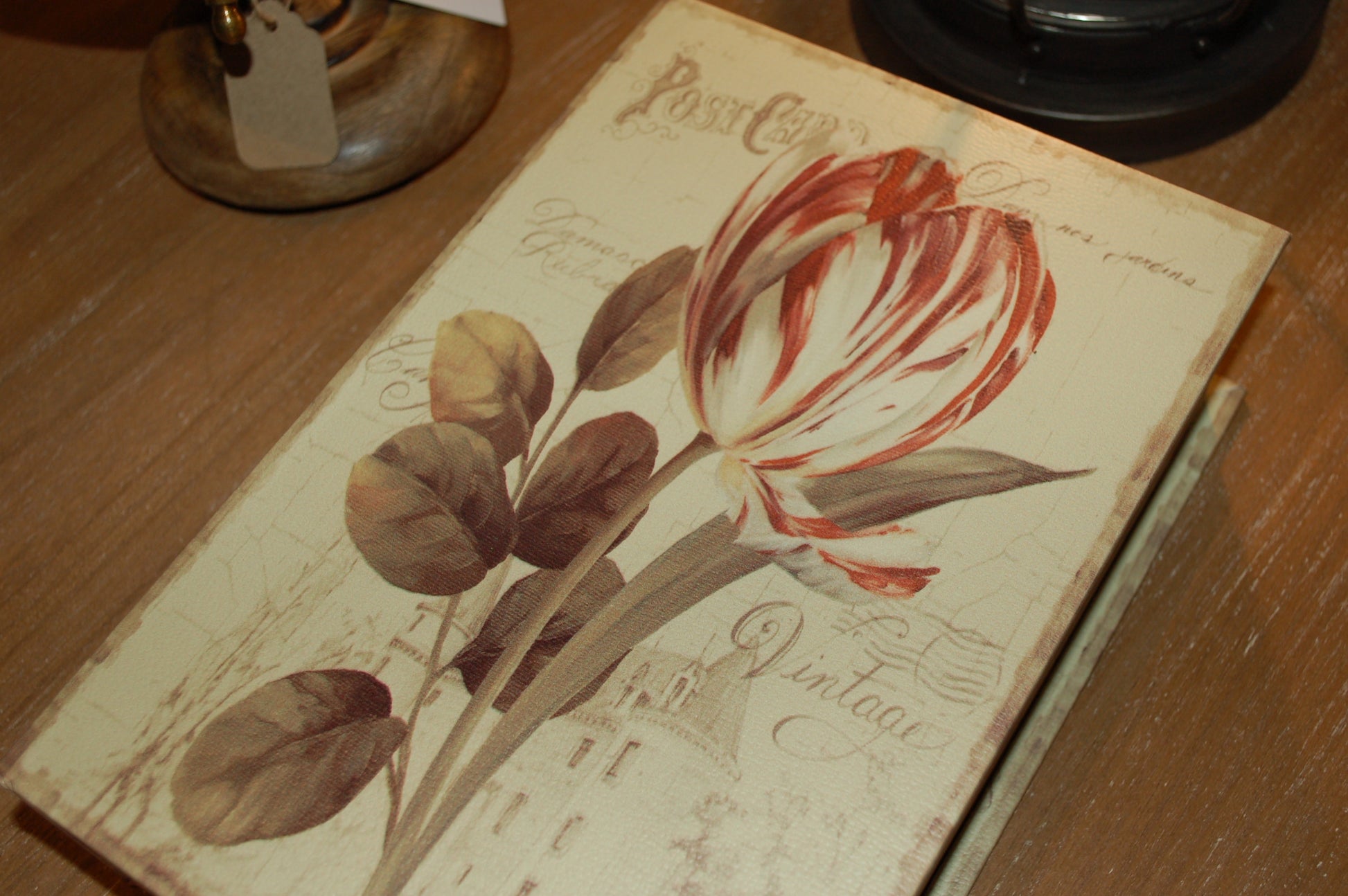 Fräck låda i form av en bok med blommigt motiv. Perfekt att gömma små saker i.   Mått: 27 x 18,5 cm, H 7 cm  Innermått: 23,5 x 16 cm, H 6 cm  Material: MDF