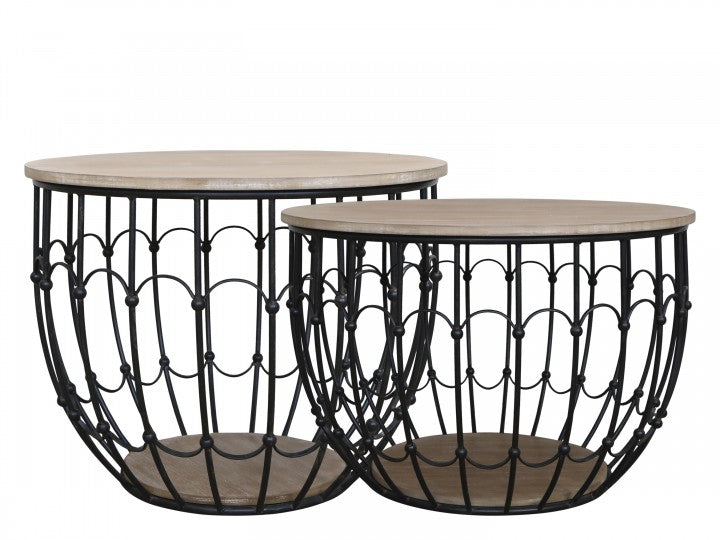 Snygga och stilrena soffbord i svartmålad järn och med trälock. Finns i 2 olika storlekar.  Storlek: H42/Ø57 cm  Material: Metall, Trä