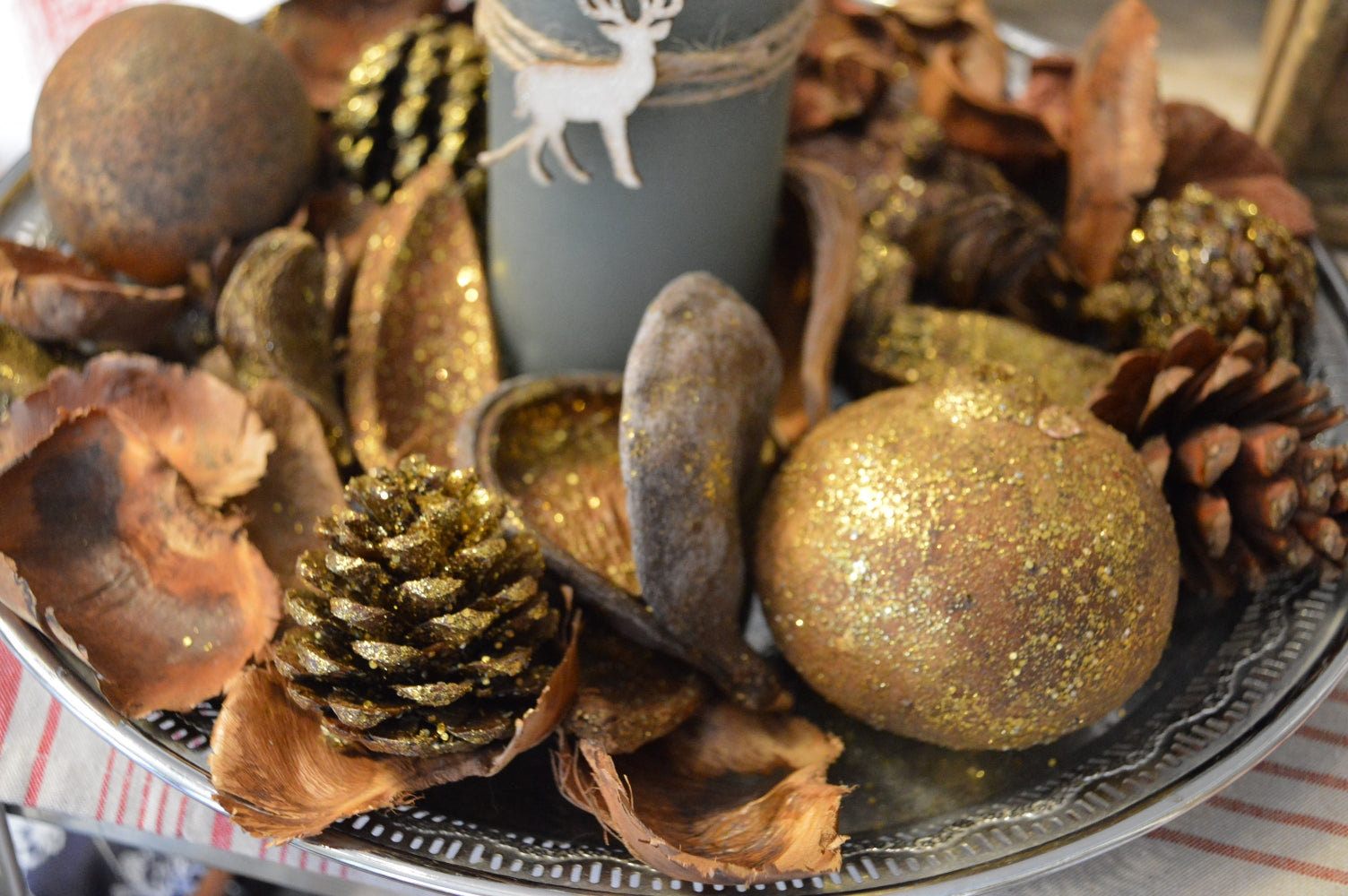 Dekorera din julhem eller adventsarrangemang med fina juliga grejer från denna påse.  Påsen innehåller kottar, torkade frukt, nötskål m.m.
