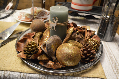 Dekorera din julhem eller adventsarrangemang med fina juliga grejer från denna påse.  Påsen innehåller kottar, torkade frukt, nötskål m.m.