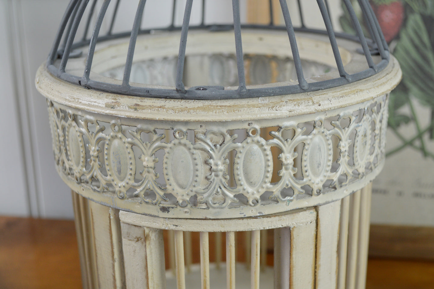 En vacker fågelbur med dekorativ metallkant i en romantisk vintage stil.  Mått: H35,5/Ø20,5 cm  Material: Metall, fanér, bambu