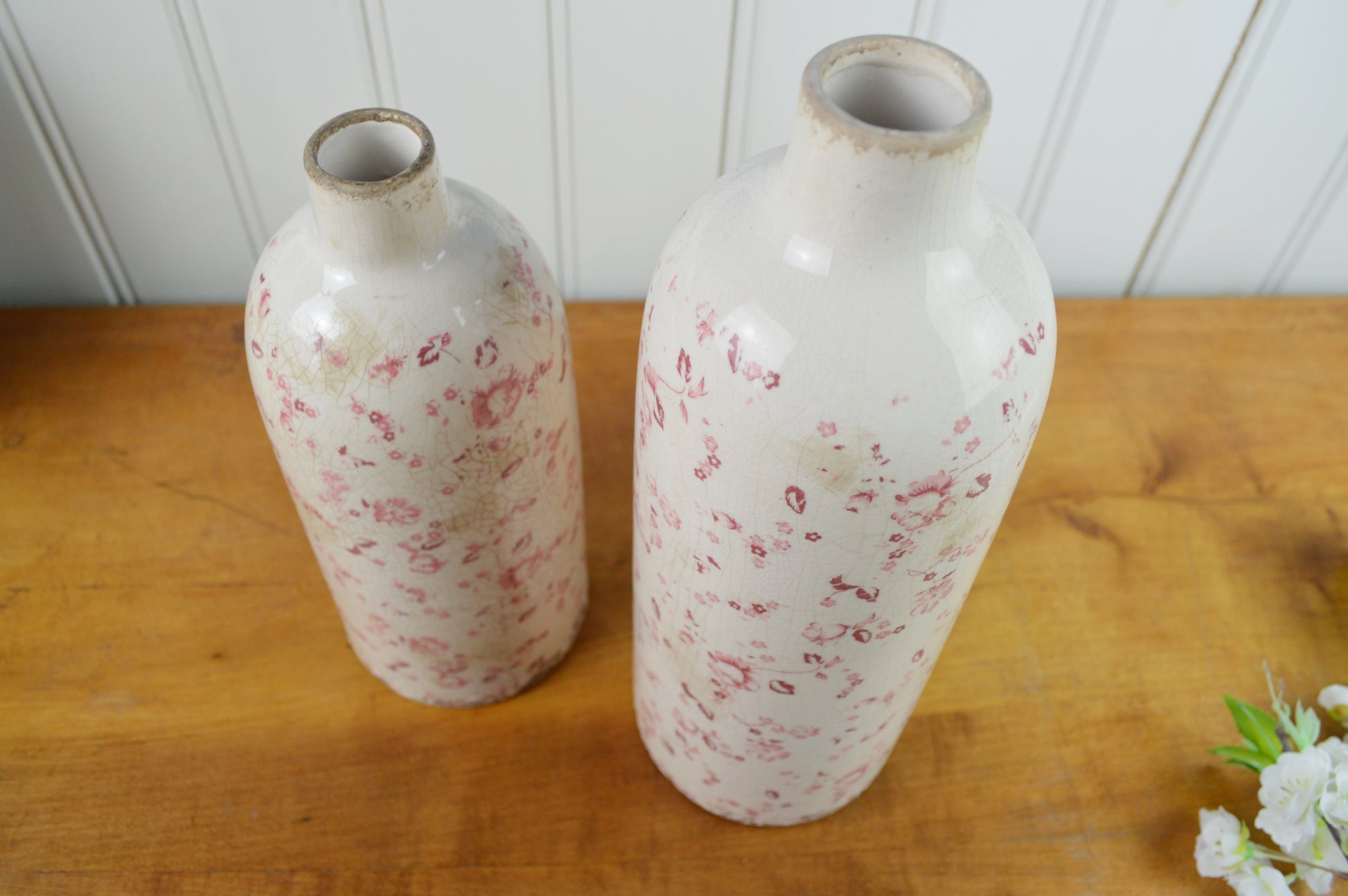 Vacker vas i keramik med blommotiv i rosa på cremevit glaserad yta & krackelering för en underbar patina. Finns i två storlekar, säljes separat.  Färg: Antik Creme  Material: Keramik  Mått: H 31,5cm /Ø 11,5 cm