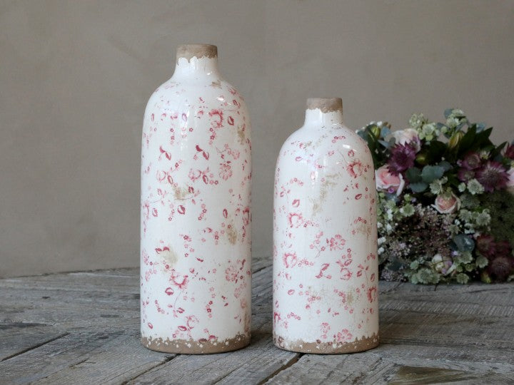 Vacker vas i keramik med blommotiv i rosa på cremevit glaserad yta & krackelering för en underbar patina. Finns i två storlekar, säljes separat.  Färg: Antik Creme  Material: Keramik  Mått: H 31,5cm /Ø 11,5 cm