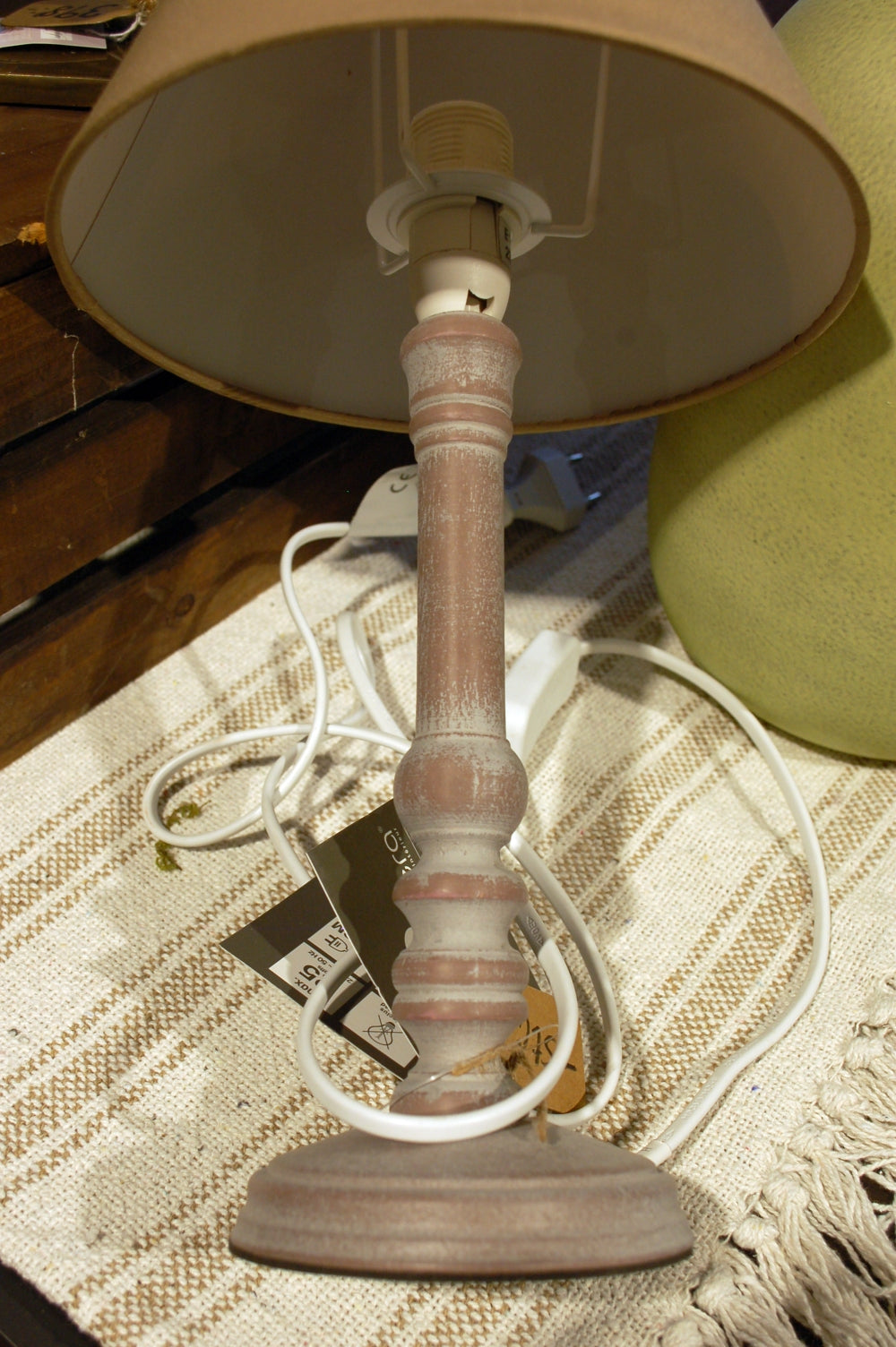 Fin lampa som passar t.ex. i den lantliga sovrummet. Skärm ingår.  Material: Polyester/furu/järn  Produktmått: diameter 20 x höjd 36 cm  Skärm: diameter 19,8 x höjd 13,1 cm  Sladdlängd: 150 cm  Strömförsörjning (nät/batteri/USB-anslutning): nät  Glödlampa ingår: NEJ  Sockel: E14  Max effekt: 25W