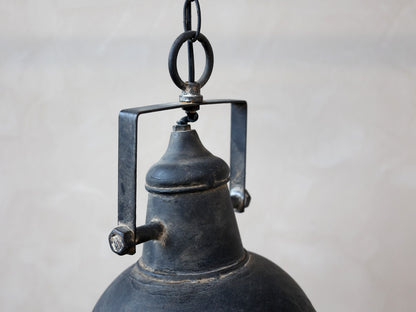 Snygg gammeldags taklampa i fransk industristil. Rustik lampa med en touch av gammalt som möter nytt.  E27 Max 60 W. Ljuskälla ingår ej. CE-märkt. Kabellängd: 1,5 m.  Material: Järn  Mått: H26/Ø24 cm