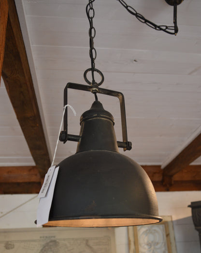 Snygg gammeldags taklampa i fransk industristil. Rustik lampa med en touch av gammalt som möter nytt.  E27 Max 60 W. Ljuskälla ingår ej. CE-märkt. Kabellängd: 1,5 m.  Material: Järn  Mått: H26/Ø24 cm
