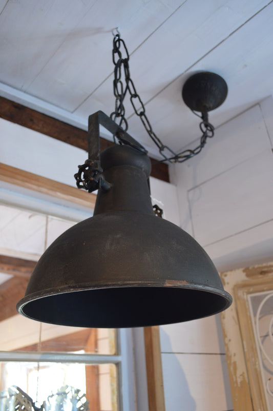 Snygg gammeldags taklampa i fransk industristil. Rustik lampa med en touch av gammalt som möter nytt.  E27 Max 60 W. Ljuskälla ingår ej. CE-märkt. Kabellängd: 1,5 m.  Material: Järn  Mått: 40 x Ø 32 cm.