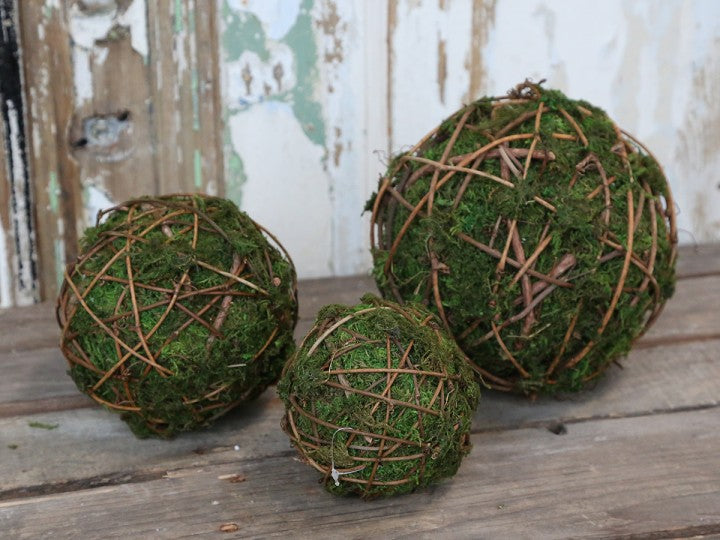 Rund mossboll som du kan välja att dekorera eller att ha som den är.  Storlek: Ø 11cm  Material: Moss, kvistar, PVC  Antal: 1