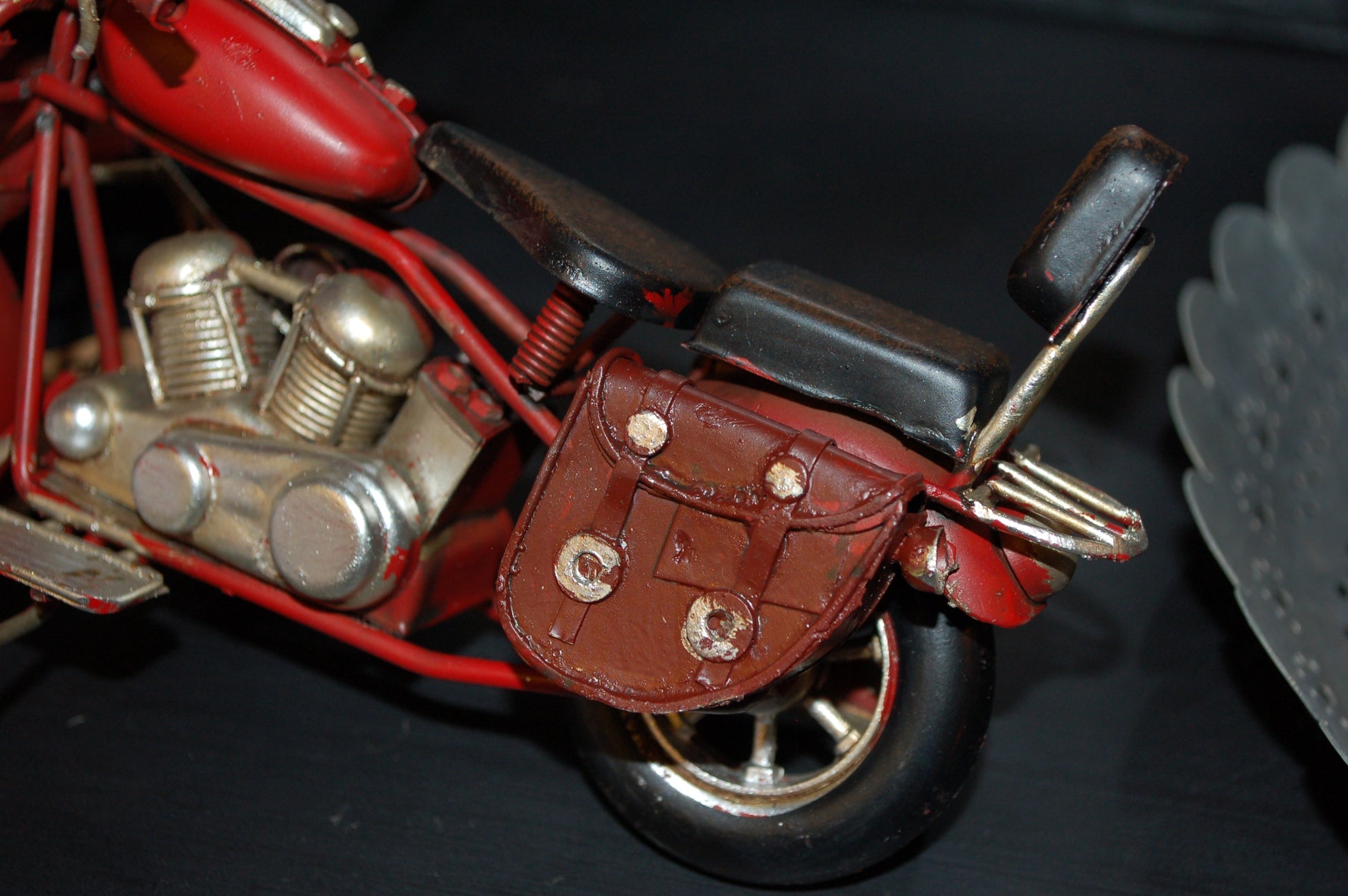 Vem kan motstå den coola motorcykeln? Perfekt present till den motor tokiga.  Mått: L 19 cm x H 12 cm x D 7,5 cm  Material: Metall/Plåt  Färg: Röd  OBS: Dekoration, ingen leksak.