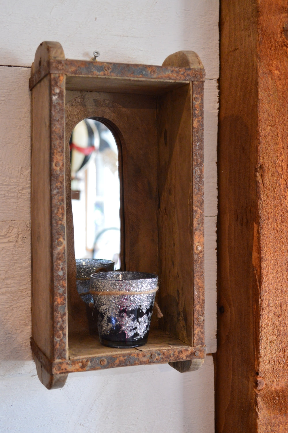 Tillverkad av gammal tegelstensform är varje låda unik. Med denna spegellåda kan du dekorera ditt hem på ett hållbart sätt. Använd den som en toalettspegel, i korridoren eller var du än tycker att den passar bäst.  Material: Trä/Spegelglas  Storlek: L13cm x B10cm x H30cm  Färg: Natur