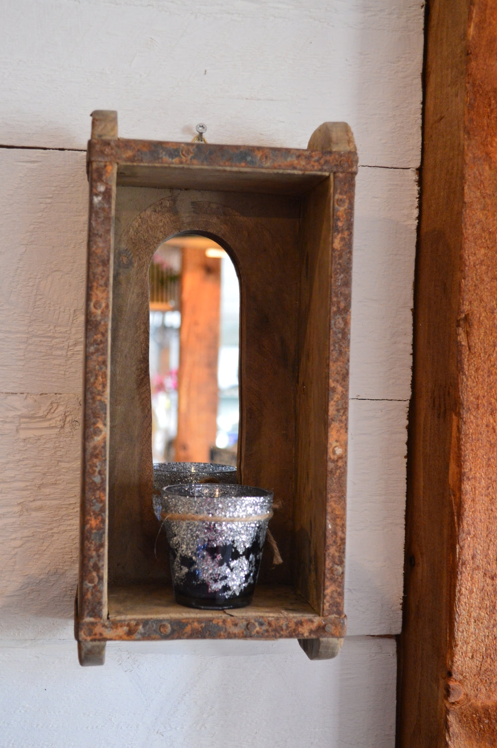 Tillverkad av gammal tegelstensform är varje låda unik. Med denna spegellåda kan du dekorera ditt hem på ett hållbart sätt. Använd den som en toalettspegel, i korridoren eller var du än tycker att den passar bäst.  Material: Trä/Spegelglas  Storlek: L13cm x B10cm x H30cm  Färg: Natur