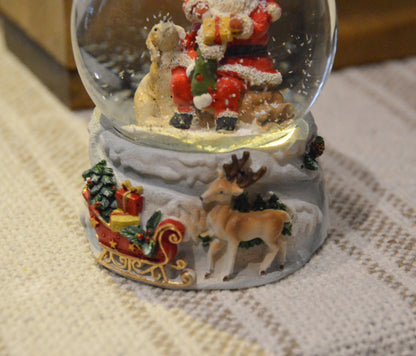 Söt snöglob med en jultomte. Skaka globen och så börjar snön att yra runt. En uppskattad julklapp till den som har allt och även en bra present till julkalendern.  Storlek: 65 mm