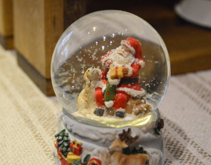 Söt snöglob med en jultomte. Skaka globen och så börjar snön att yra runt. En uppskattad julklapp till den som har allt och även en bra present till julkalendern.  Storlek: 65 mm