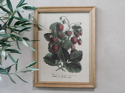 Vacker tavla med jordgubbsmotiv. Mycket dekorativt.  Mått: 43x33 cm  Material: Gran, mdf, tyg 70% polyester och 30% bomull