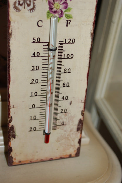 Stilfull väggtermometer som passar fint i en gammaldags miljö.  Material: Plåt  Mått: 25x8 cm