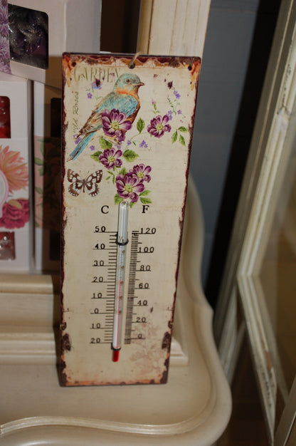 Stilfull väggtermometer som passar fint i en gammaldags miljö.  Material: Plåt  Mått: 25x8 cm